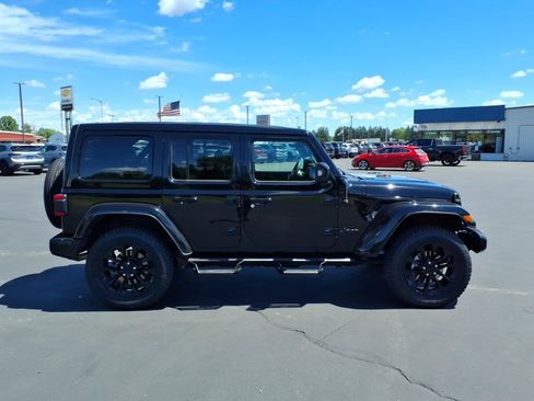 Used 2022 Jeep Wrangler Unlimited Sahara AWD/4WD image 7