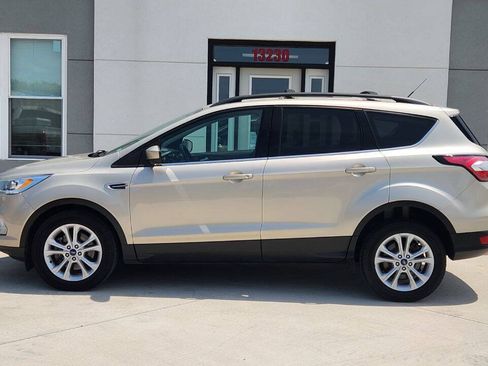 Used 2017 Ford Escape SE w/ SE Leather Comfort Package FWD image 3