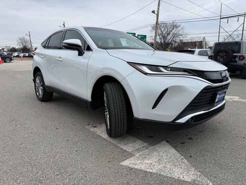 Used 2023 Toyota Venza Limited image 2