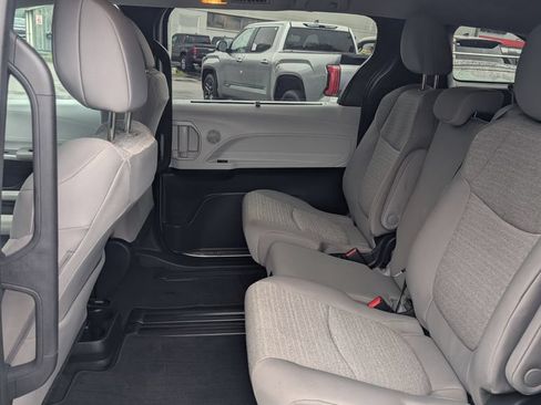 Used 2025 Toyota Sienna LE FWD image 14