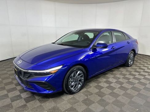 Used 2025 Hyundai Elantra Hybrid FWD image 7