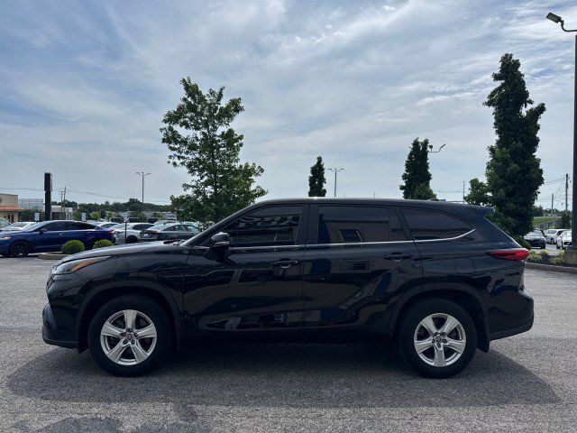 Used 2023 Toyota Highlander LE AWD/4WD image 14