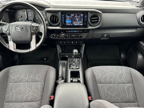 Used 2017 Toyota Tacoma TRD Off-Road w/ Premium & Technology Package image 12