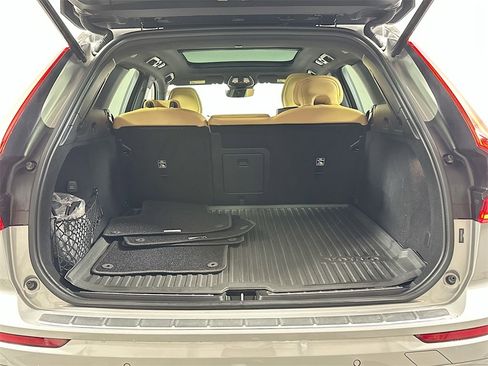 Used 2023 Volvo XC60 T8 Ultimate image 16
