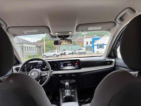 Used 2025 Nissan Kicks SV AWD/4WD image 13