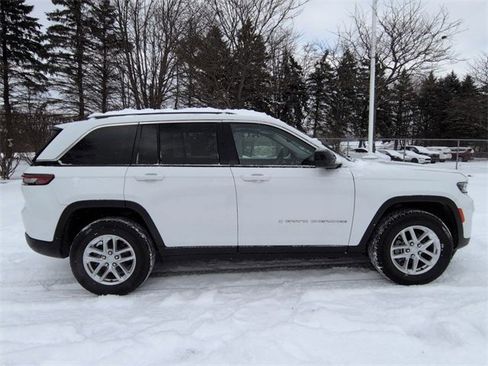 Used 2024 Jeep Grand Cherokee Laredo X image 2