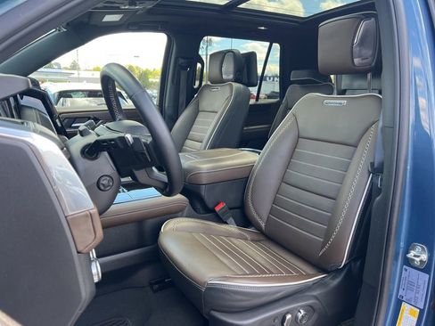 Used 2025 GMC Yukon Denali Ultimate AWD/4WD image 19