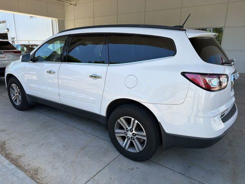 Used 2017 Chevrolet Traverse LT FWD image 2