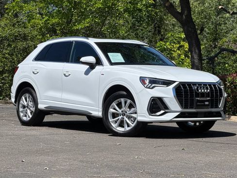Certified 2025 Audi Q3 2.0T Premium w/ Convenience Package AWD/4WD image 2