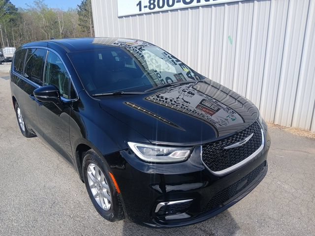 Used 2025 Chrysler Pacifica Select FWD image 1