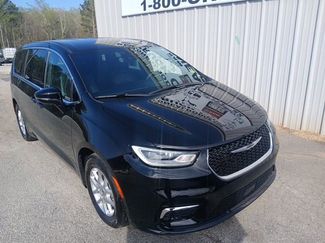 Used 2025 Chrysler Pacifica Select video 1