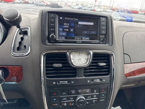 Used 2013 Chrysler Town & Country Touring-L w/ Driver Convenience Group image 7