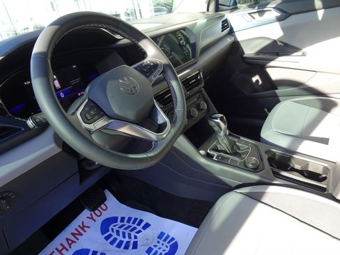 Used 2022 Volkswagen Taos SE w/ Panoramic Sunroof Package image 14
