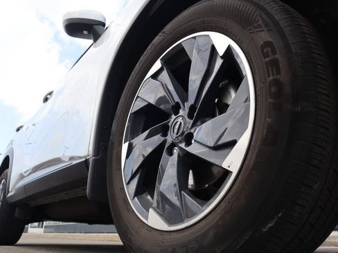 Certified 2025 Nissan Rogue SV AWD/4WD image 10
