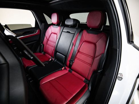 Certified 2025 Porsche Cayenne Turbo AWD/4WD image 25