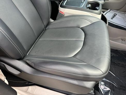 Used 2024 Chrysler Pacifica Select image 20