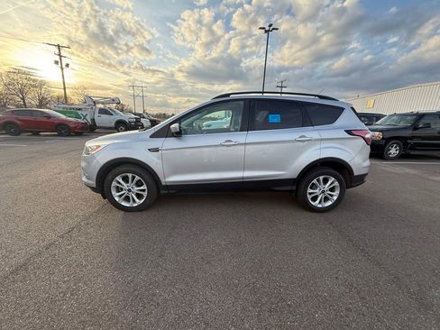 Used 2017 Ford Escape SE w/ Equipment Group 201A image 3