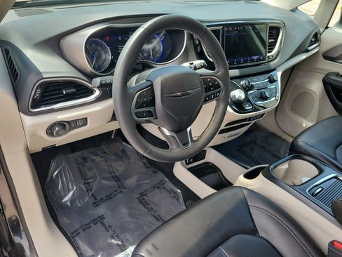 Used 2023 Chrysler Pacifica Touring-L FWD image 18