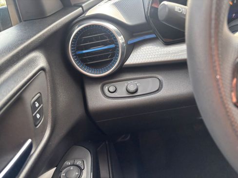 Used 2025 Chevrolet Trax LT image 32