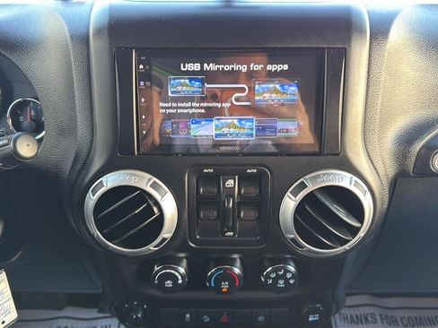 Used 2015 Jeep Wrangler Unlimited Rubicon image 21