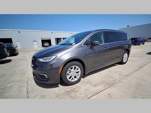 Used 2023 Chrysler Pacifica Touring-L FWD image 32