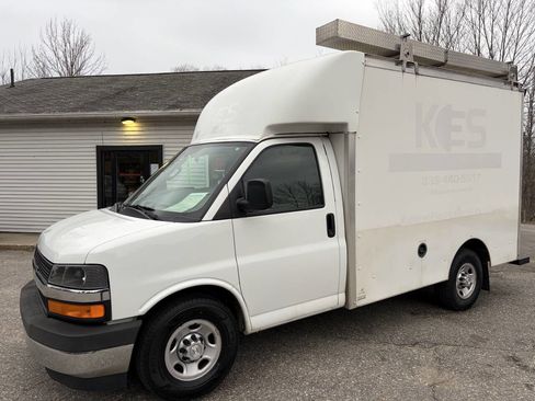 Used 2017 Chevrolet Express 3500 image 2