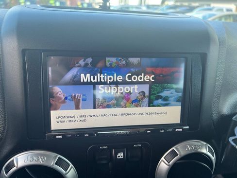 Used 2018 Jeep Wrangler Sahara w/ Connectivity Group AWD/4WD image 21