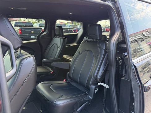 Used 2025 Chrysler Pacifica Select FWD image 11