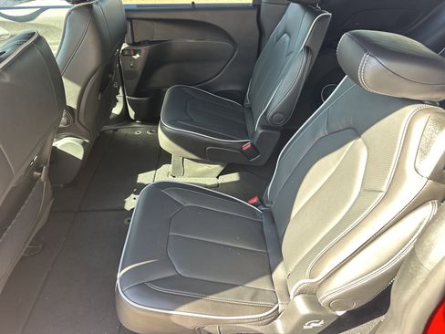 New 2026 Chrysler Pacifica Limited FWD image 18