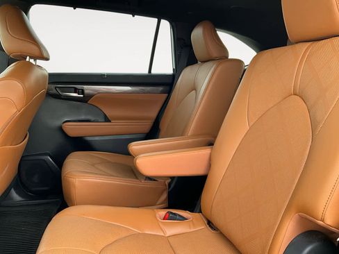 Used 2023 Toyota Highlander Platinum image 25