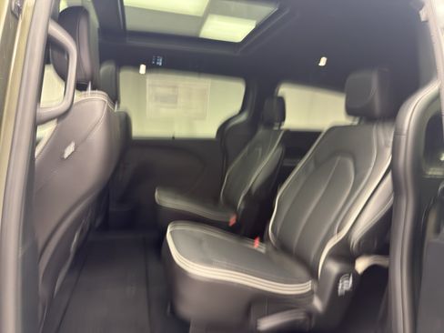 New 2027 Chrysler Pacifica Limited AWD/4WD image 12
