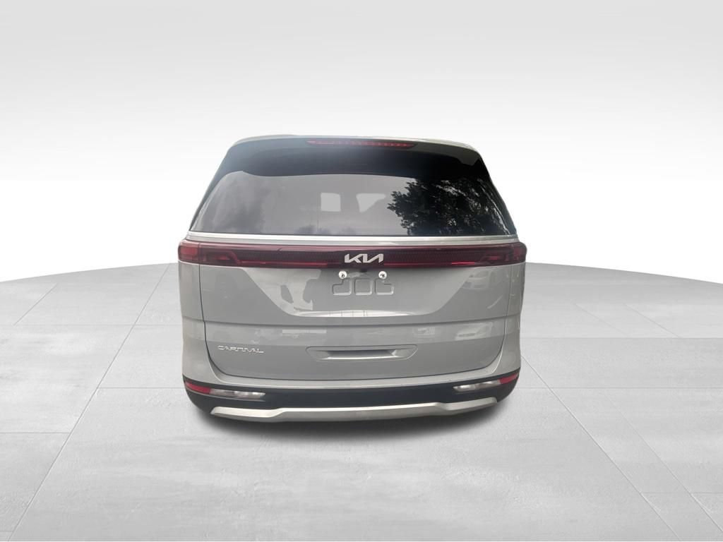 Used 2024 Kia Carnival EX FWD image 5