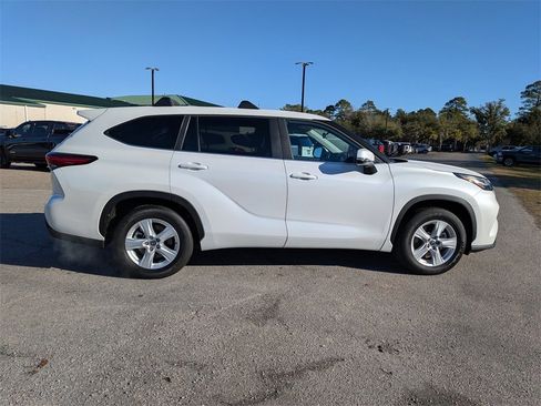 Used 2023 Toyota Highlander L image 2