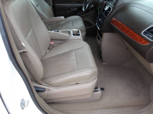 Used 2015 Chrysler Town & Country Touring FWD image 21