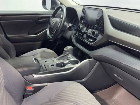 Used 2020 Toyota Highlander LE FWD image 12