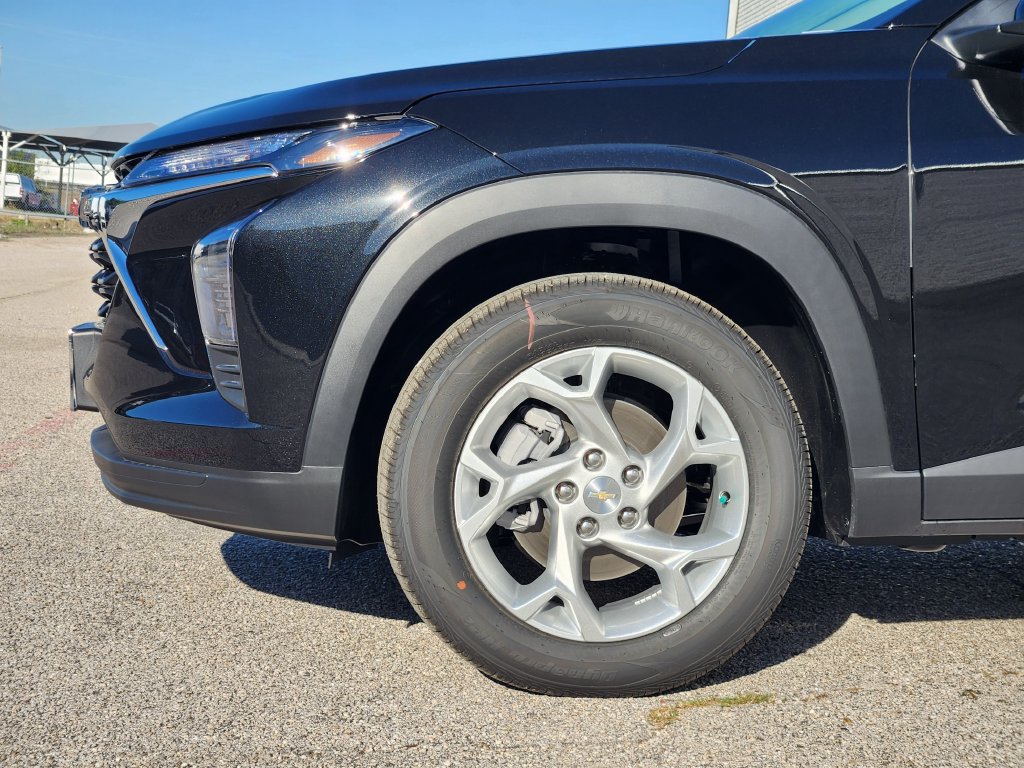 New 2026 Chevrolet Trax LS w/ LS Convenience Package FWD image 5