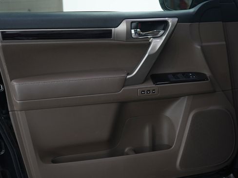 Used 2019 Lexus GX 460 image 21