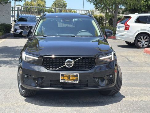 Certified 2026 Volvo XC40 B5 Plus AWD/4WD image 2