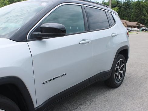 Used 2025 Jeep Compass Limited AWD/4WD image 44