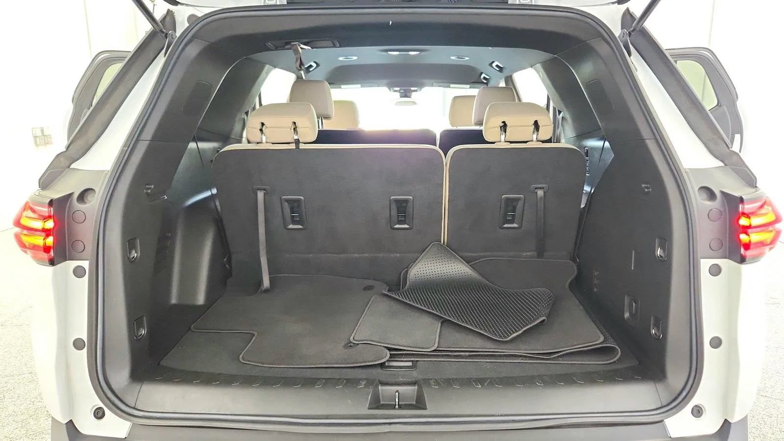 Used 2023 Chevrolet Traverse LS w/ Safety Package AWD/4WD image 19