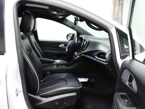 Used 2025 Chrysler Pacifica Limited FWD image 17