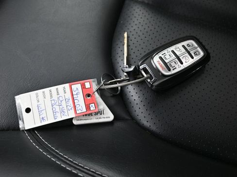 Used 2023 Chrysler Pacifica Touring-L FWD image 33