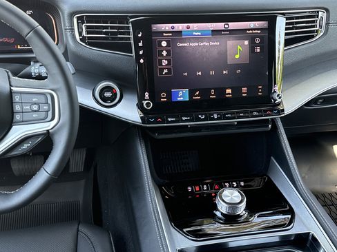 New 2026 Jeep Grand Wagoneer L 2WD image 24