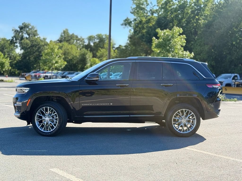 Used 2023 Jeep Grand Cherokee Summit AWD/4WD image 3
