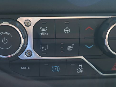 Used 2025 Jeep Wrangler Unlimited Sahara w/ Safety Group AWD/4WD image 23