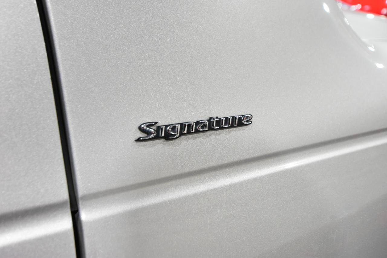 Used 2005 Lincoln Town Car Signature RWD image 4