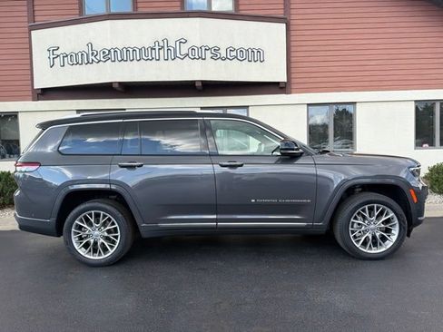 Used 2023 Jeep Grand Cherokee L Summit w/ Luxury Tech Group V AWD/4WD image 38
