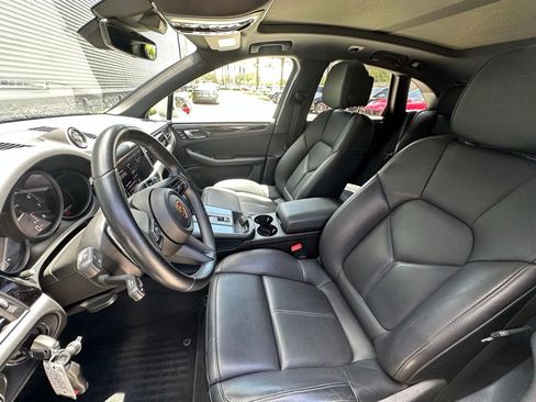 Certified 2023 Porsche Macan AWD/4WD image 5