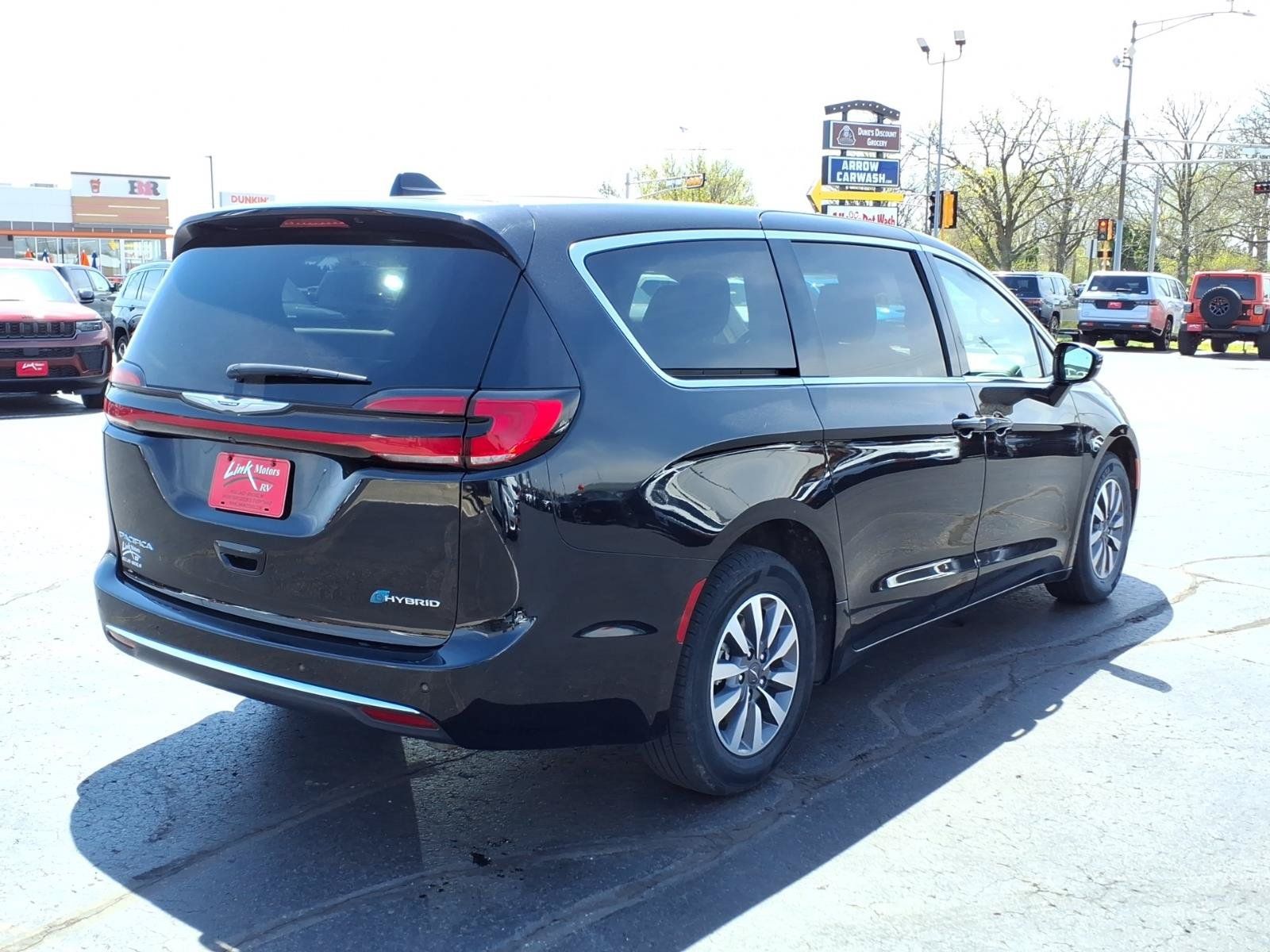Used 2024 Chrysler Pacifica Limited FWD image 4