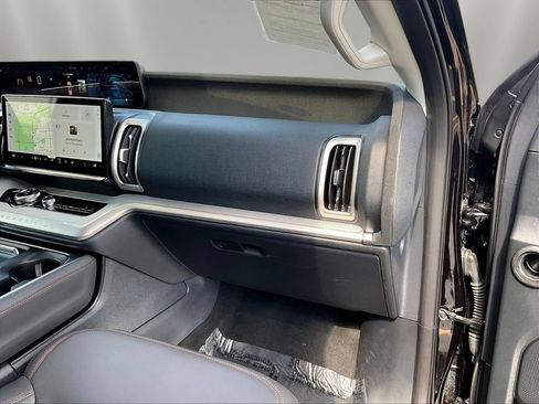 Used 2025 Ford Expedition Active AWD/4WD image 26